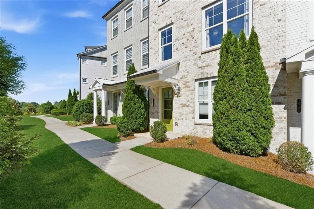 3 bedroom, 4 bathroom, 2,025 sq ft townhouse for sale at 10196 Windalier Way, Roswell, GA 30076 — photo 6