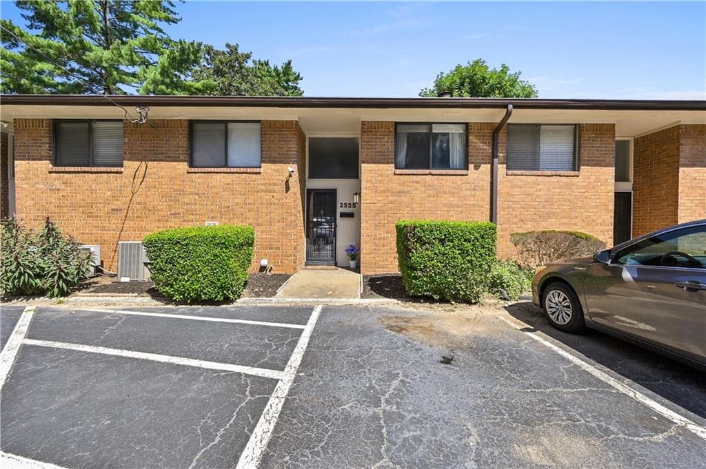 3 bedroom, 3 bathroom, 1,606 sq ft condominium for sale at 2525 Bradford Square, Atlanta, GA 30345