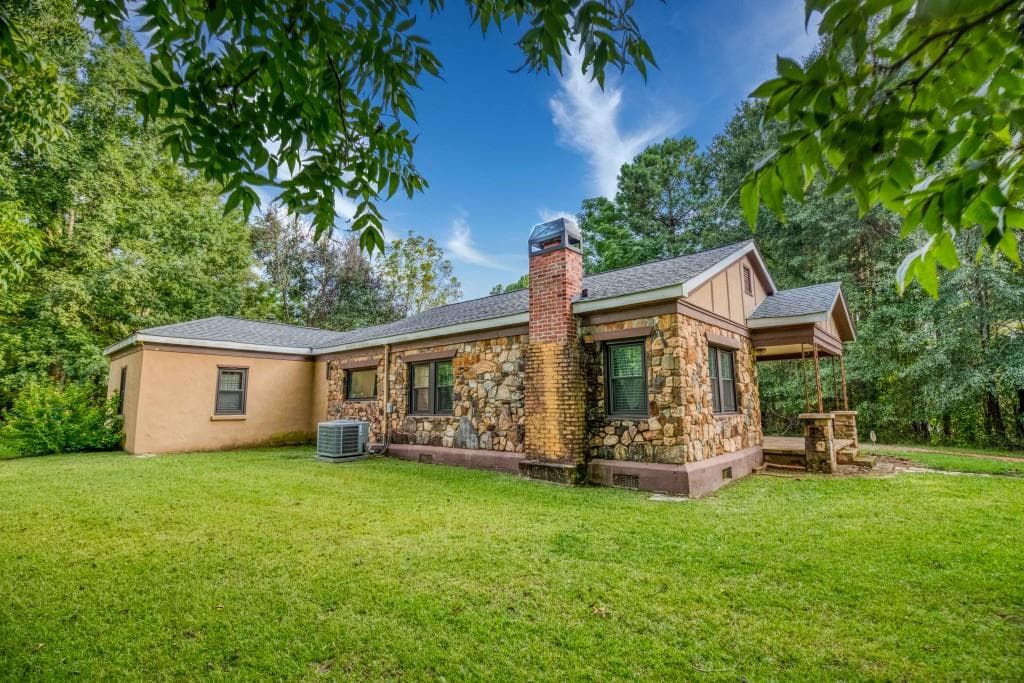 3 bedroom, 1 bathroom, 1,276 sq ft single family residence for sale at 2067 Cleveland Road, Bogart, GA 30622 — photo 3