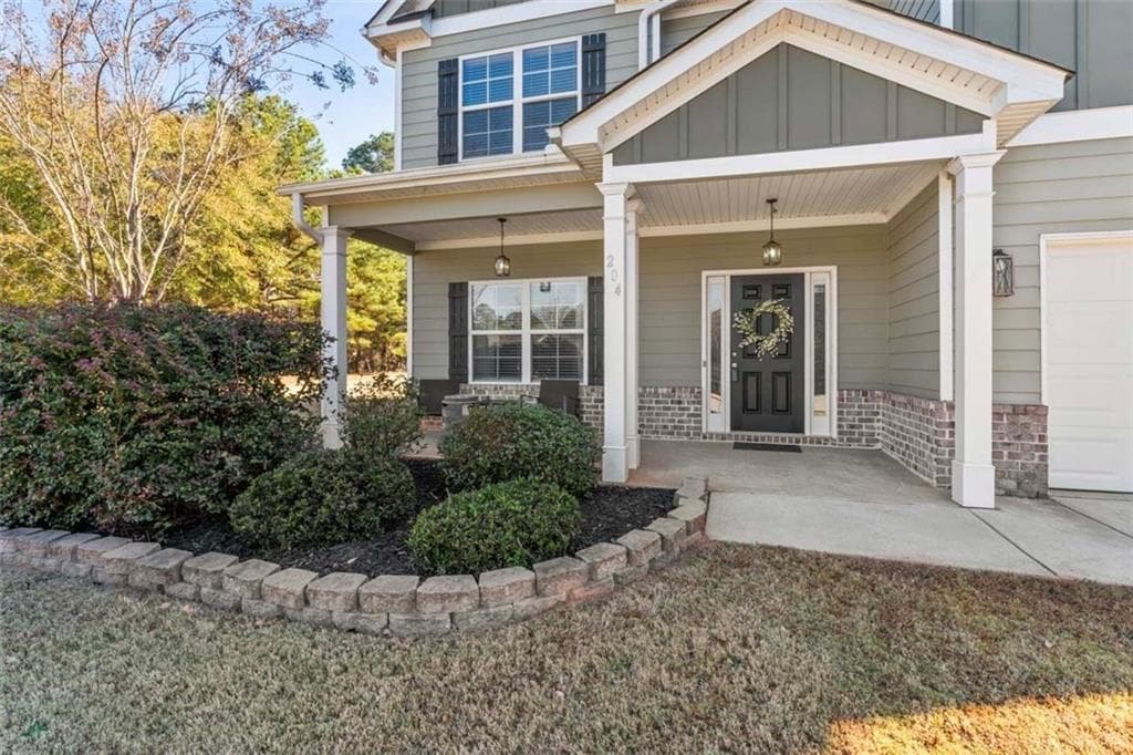 4 bedroom, 3 bathroom, 2,819 sq ft single family residence for sale at 204 Clear Springs Court, Jackson, GA 30233 — photo 3