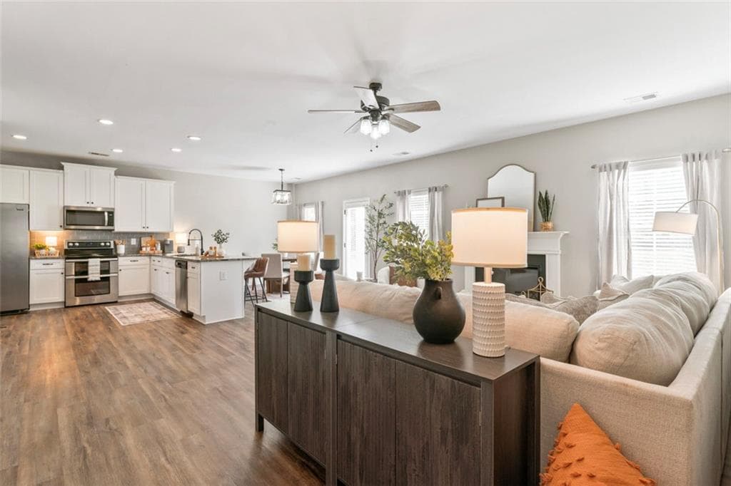 4 bedroom, 3 bathroom, 2,819 sq ft single family residence for sale at 204 Clear Springs Court, Jackson, GA 30233 — photo 10