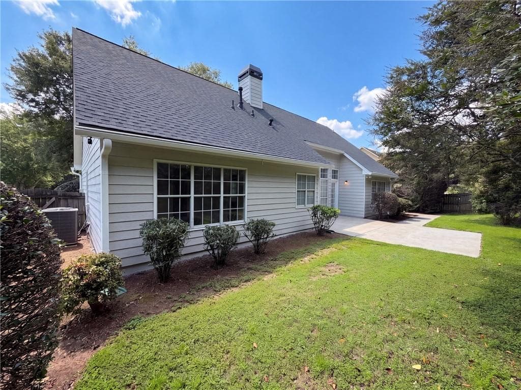 3 bedroom, 2 bathroom, 2,035 sq ft single family residence under contract at 3870 Cherry Ridge Walk, Suwanee, GA 30024 — photo 5