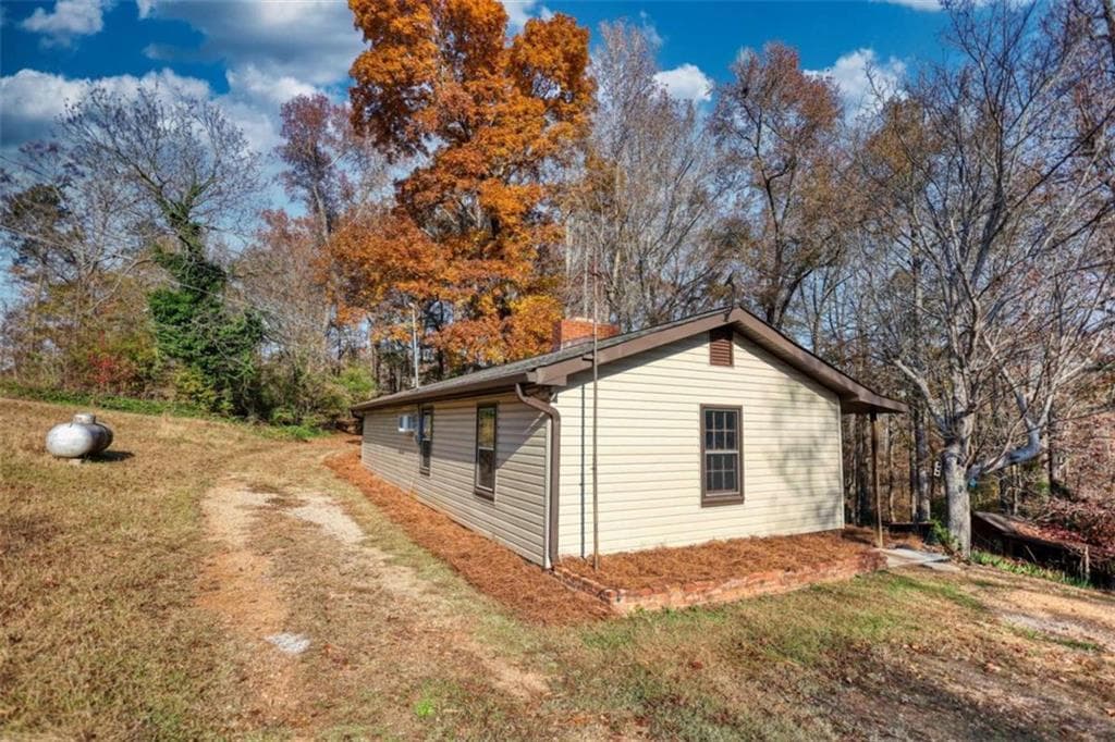 2 bedroom, 1 bathroom, 1,100 sq ft single family residence for sale at 3001 Highway 213, Mansfield, GA 30055 — photo 4