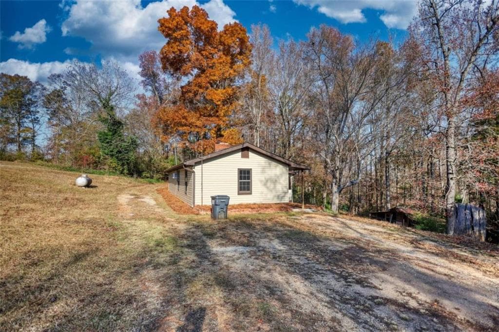 2 bedroom, 1 bathroom, 1,100 sq ft single family residence for sale at 3001 Highway 213, Mansfield, GA 30055 — photo 5