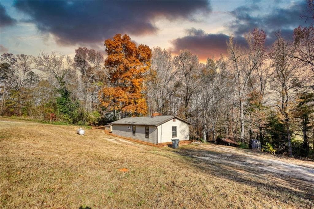 2 bedroom, 1 bathroom, 1,100 sq ft single family residence for sale at 3001 Highway 213, Mansfield, GA 30055 — photo 6