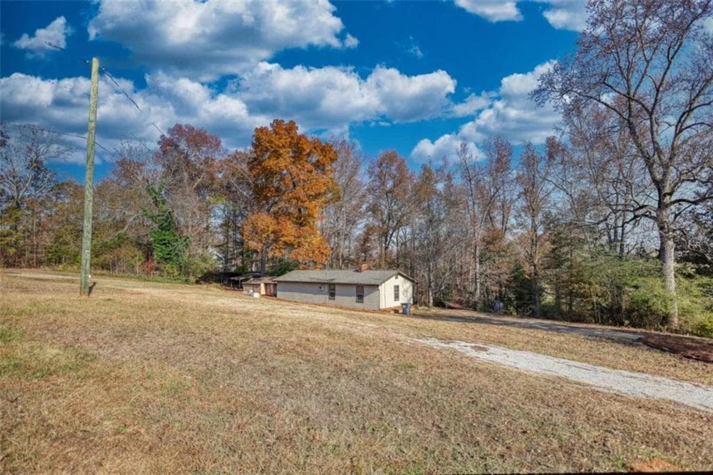 2 bedroom, 1 bathroom, 1,100 sq ft single family residence for sale at 3001 Highway 213, Mansfield, GA 30055 — photo 8