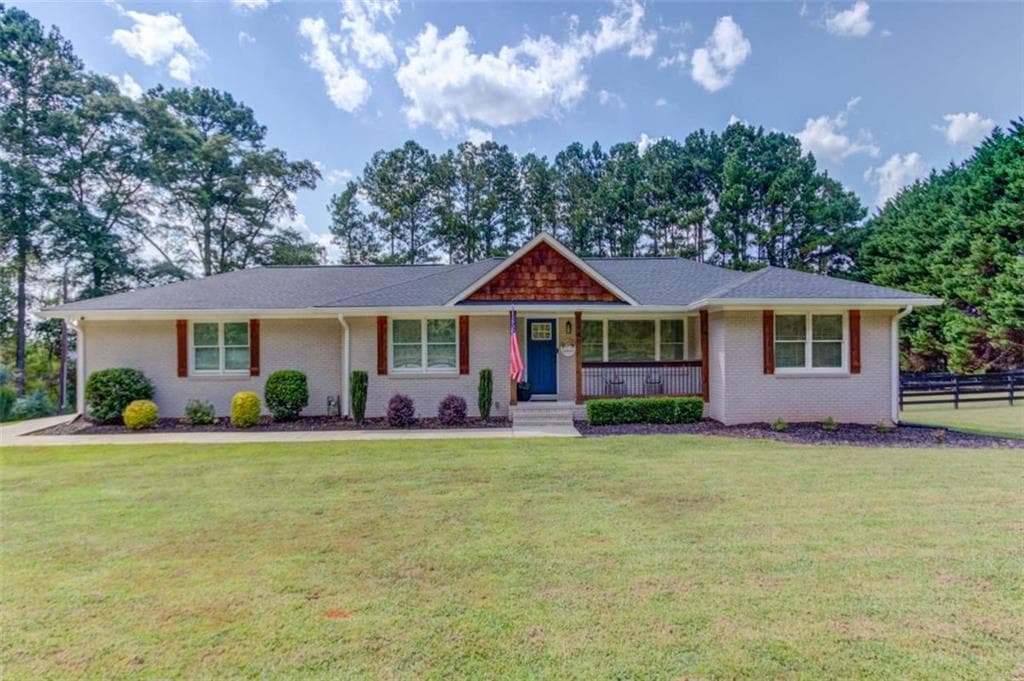 4 bedroom, 3 bathroom, 1,854 sq ft single family residence under contract at 900 Alcovy Street, Monroe, GA 30655 — photo 2