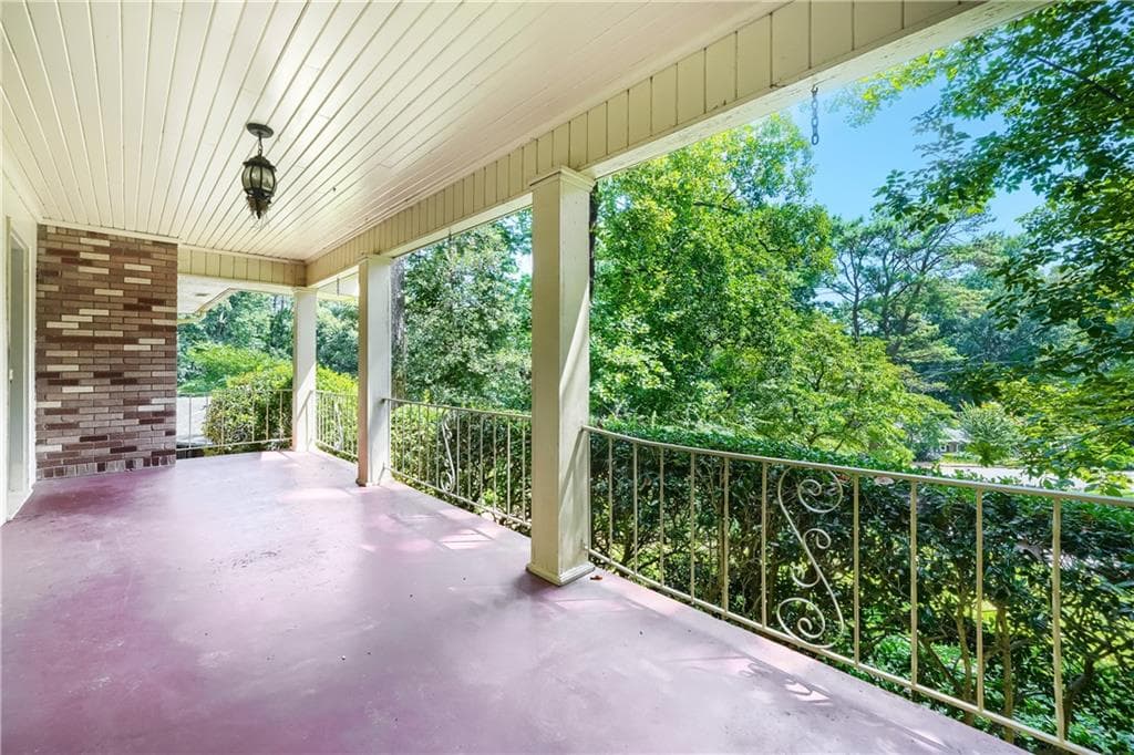 3 bedroom, 2 bathroom, 1,793 sq ft single family residence under contract at 2737 Overlook Drive, Atlanta, GA 30345 — photo 3