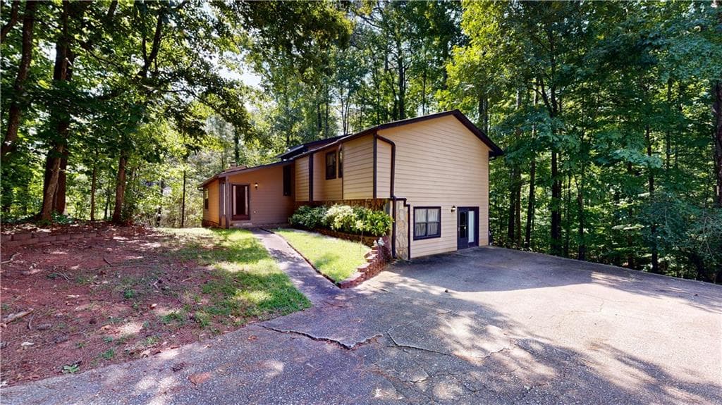 3 bedroom, 2 bathroom, 2,034 sq ft single family residence for sale at 6562 Oakwood Drive, Douglasville, GA 30135 — photo 2