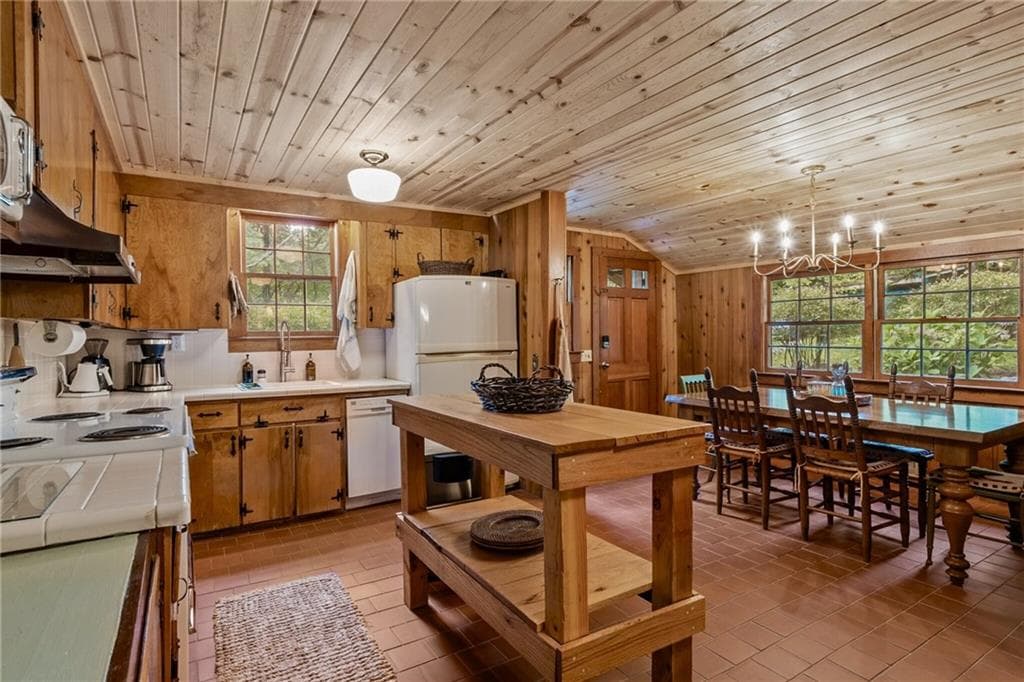 4 bedroom, 4 bathroom, 2,594 sq ft single family residence for sale at 31 Bear Creek Lane, Clayton, GA 30525 — photo 8