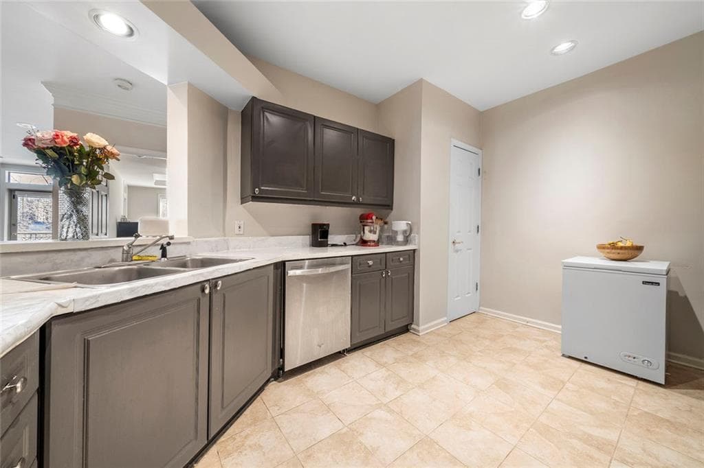 3 bedroom, 2 bathroom, 3,308 sq ft condominium for sale at 3334 Peachtree Road 112, Atlanta, GA 30326 — photo 8