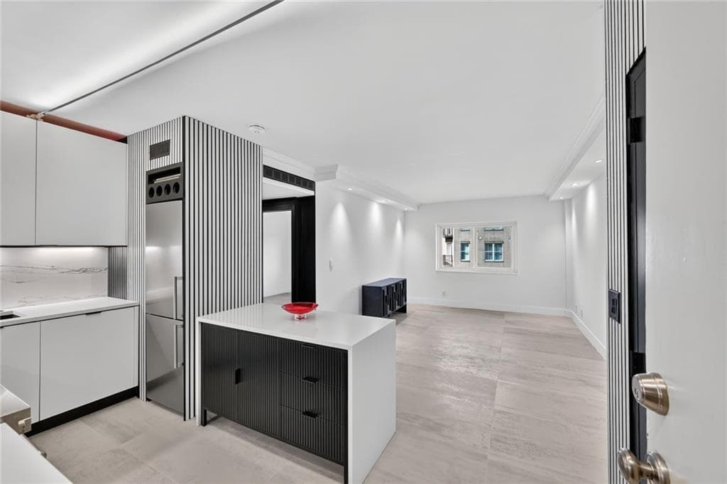 1 bedroom, 1 bathroom, 667 sq ft condominium for rent at 2285 Peachtree Road 706, Atlanta, GA 30309 for $2,000 a month — photo 1 of 17