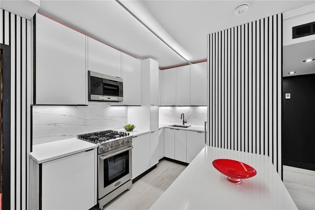 1 bedroom, 1 bathroom, 667 sq ft condominium for rent at 2285 Peachtree Road 706, Atlanta, GA 30309 for $2,000 a month — photo 2