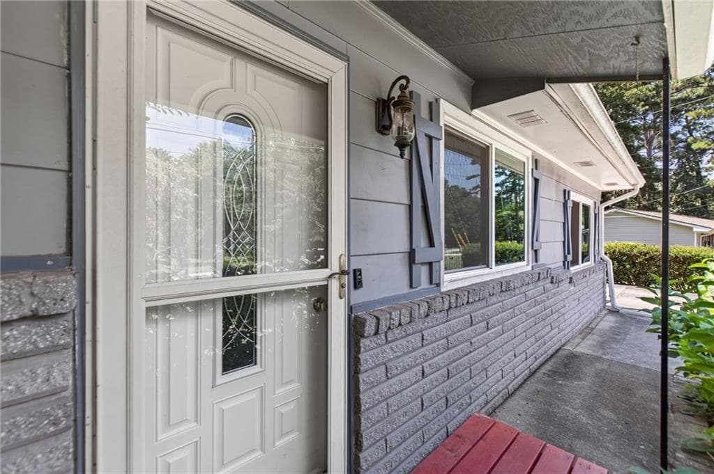 3 bedroom, 1 bathroom, 1,308 sq ft single family residence under contract at 877 King Drive, Conyers, GA 30094 — photo 2