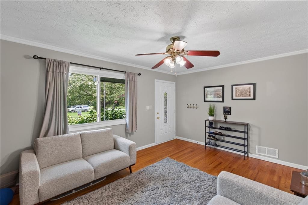 3 bedroom, 1 bathroom, 1,308 sq ft single family residence under contract at 877 King Drive, Conyers, GA 30094 — photo 7