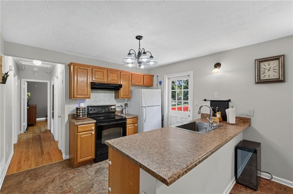 3 bedroom, 1 bathroom, 1,308 sq ft single family residence under contract at 877 King Drive, Conyers, GA 30094 — photo 9