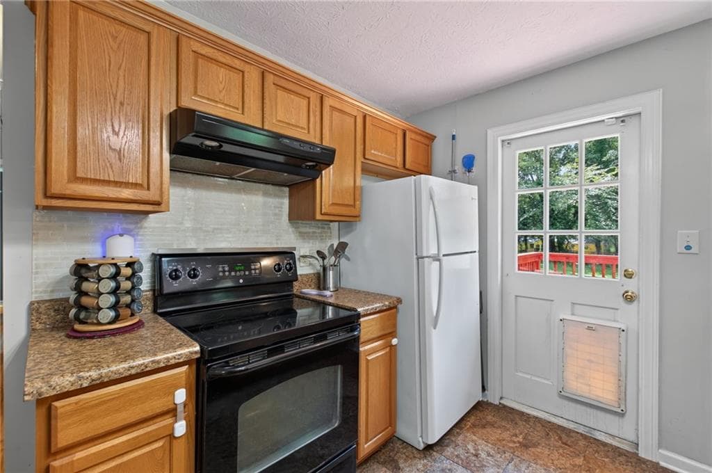 3 bedroom, 1 bathroom, 1,308 sq ft single family residence under contract at 877 King Drive, Conyers, GA 30094 — photo 10