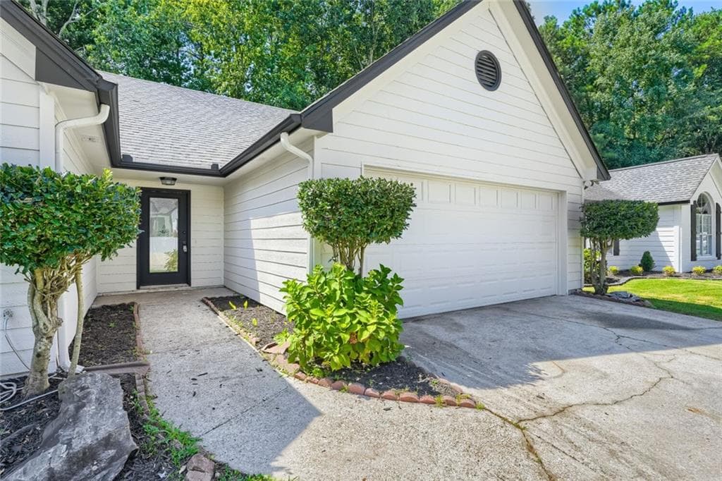 3 bedroom, 2 bathroom, 1,578 sq ft single family residence under contract at 1090 Avalon Drive, Lawrenceville, GA 30044 — photo 4