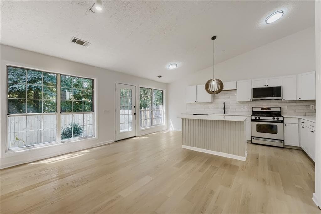 3 bedroom, 2 bathroom, 1,578 sq ft single family residence under contract at 1090 Avalon Drive, Lawrenceville, GA 30044 — photo 5
