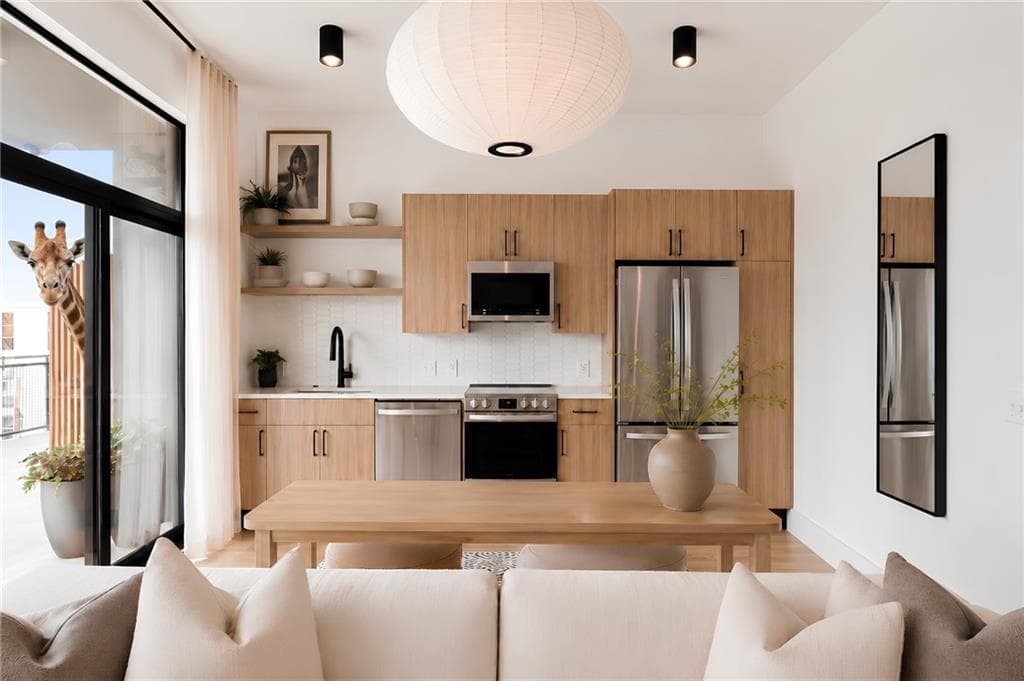 1 bedroom, 1 bathroom, 630 sq ft condominium for sale at 567 Ponce De Leon Avenue 421, Atlanta, GA 30308 — photo 4