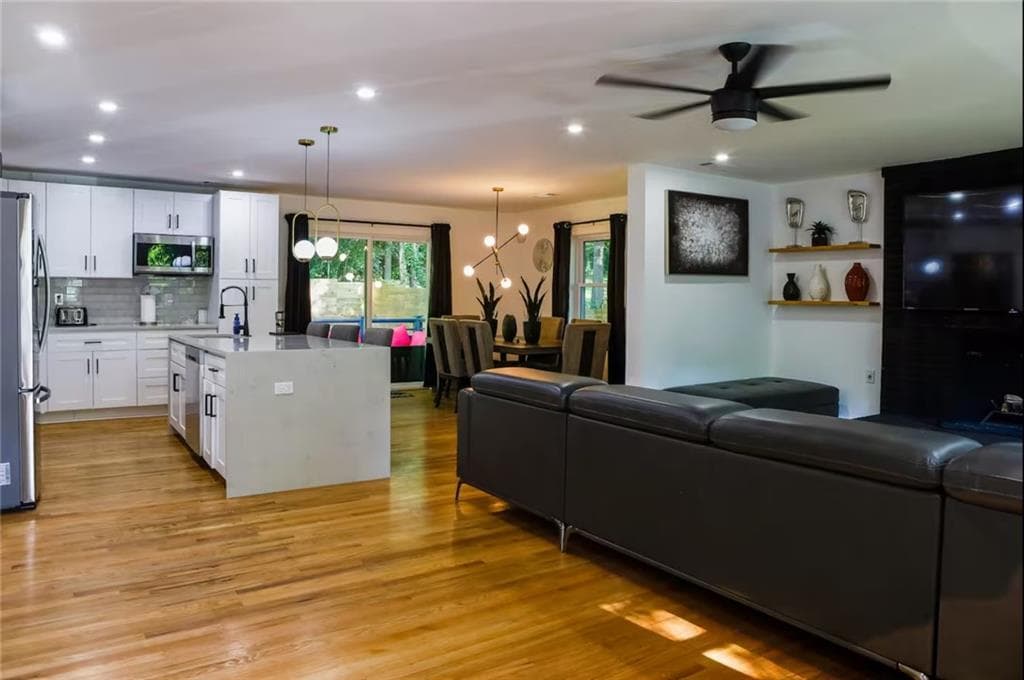 6 bedroom, 4 bathroom, 3,424 sq ft single family residence for sale at 280 W Lake Drive, Atlanta, GA 30314 — photo 5