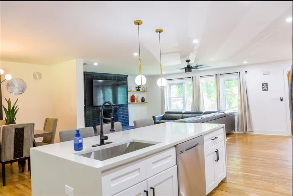 6 bedroom, 4 bathroom, 3,424 sq ft single family residence for sale at 280 W Lake Drive, Atlanta, GA 30314 — photo 8