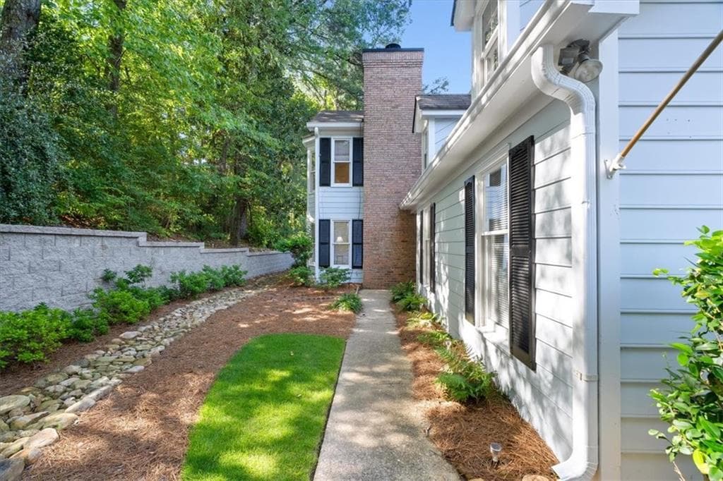 3 bedroom, 3 bathroom, 1,708 sq ft townhouse for sale at 110 Great Oaks Lane, Roswell, GA 30075 — photo 3