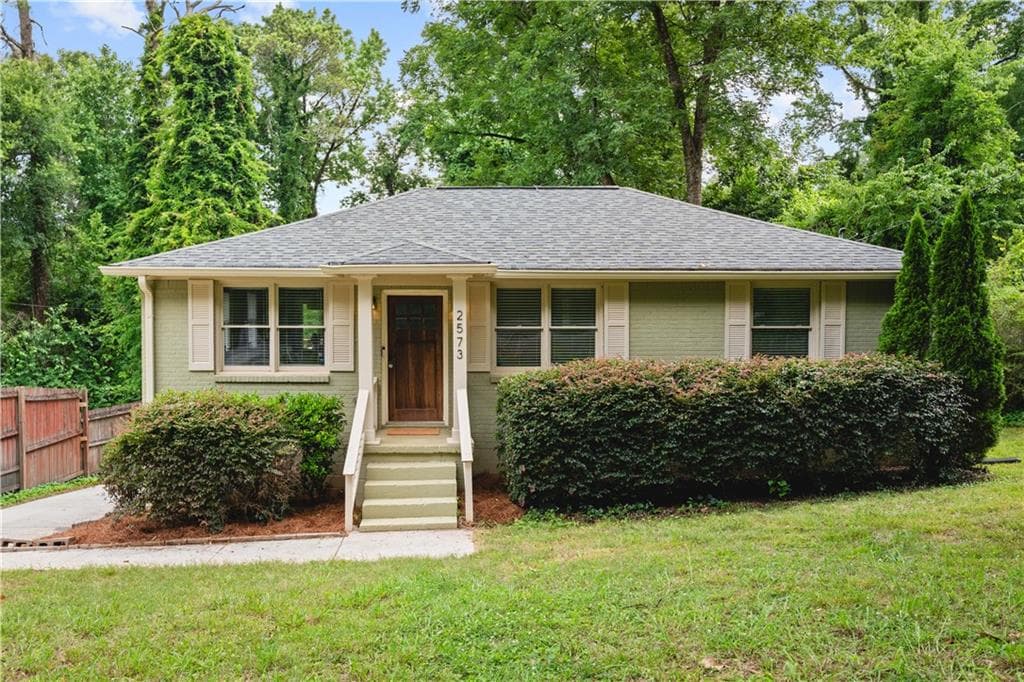 3 bedroom, 2 bathroom, 1,230 sq ft single family residence under contract at 2573 E Tupelo Street, Atlanta, GA 30317 — photo 2