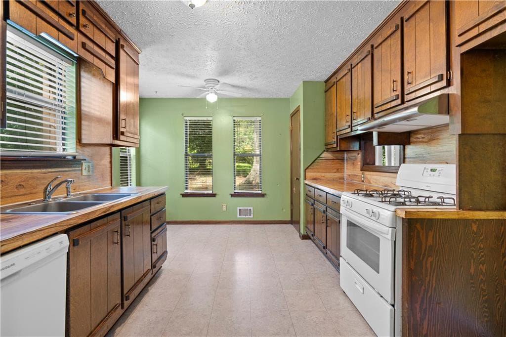 3 bedroom, 2 bathroom, 1,468 sq ft single family residence for sale at 2656 Royal Oak Court, Acworth, GA 30102 — photo 7