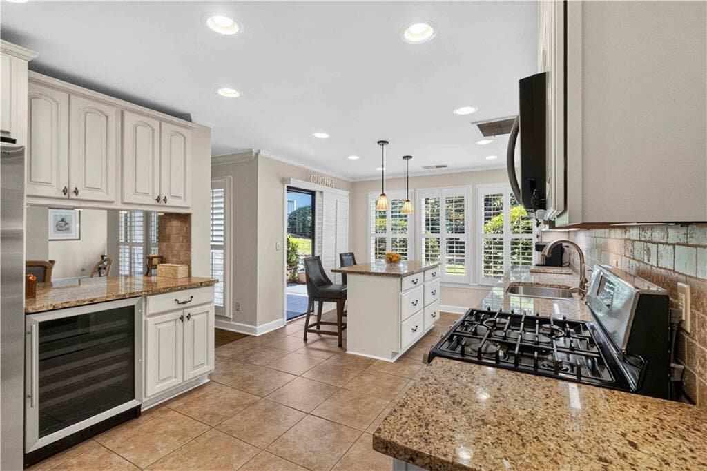 3 bedroom, 3 bathroom, 2,048 sq ft condominium under contract at 3910 Ashford Lake Court 3910, Atlanta, GA 30319 — photo 4