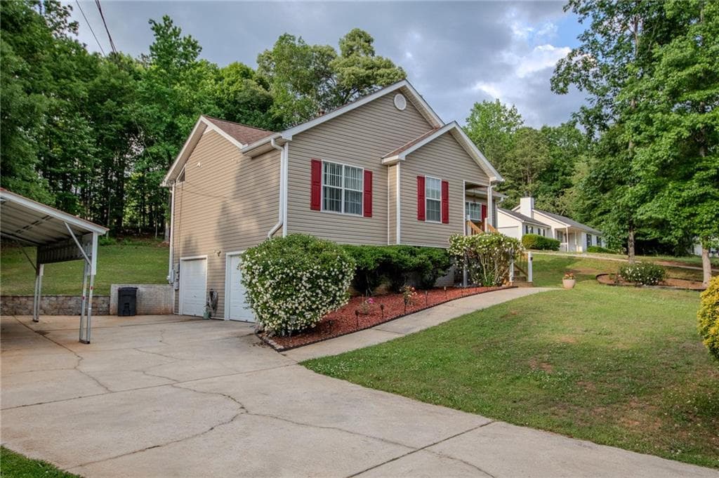 3 bedroom, 2 bathroom, 1,512 sq ft single family residence for sale at 198 Brenda Ellen Drive, Newnan, GA 30265 — photo 1 of 28