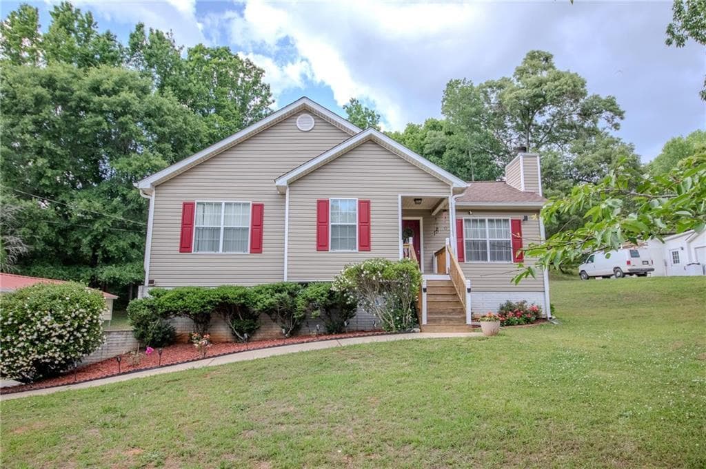 3 bedroom, 2 bathroom, 1,512 sq ft single family residence for sale at 198 Brenda Ellen Drive, Newnan, GA 30265 — photo 2