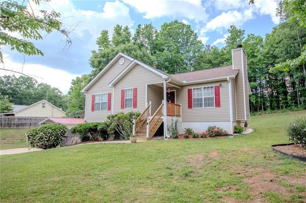 3 bedroom, 2 bathroom, 1,512 sq ft single family residence for sale at 198 Brenda Ellen Drive, Newnan, GA 30265 — photo 3