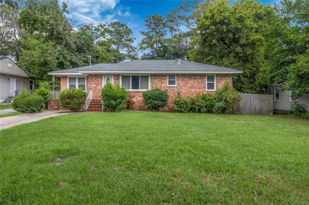 3 bedroom, 2 bathroom, 1,302 sq ft single family residence for sale at 4322 Summerhill Drive, Macon, GA 31204 — photo 1 of 19
