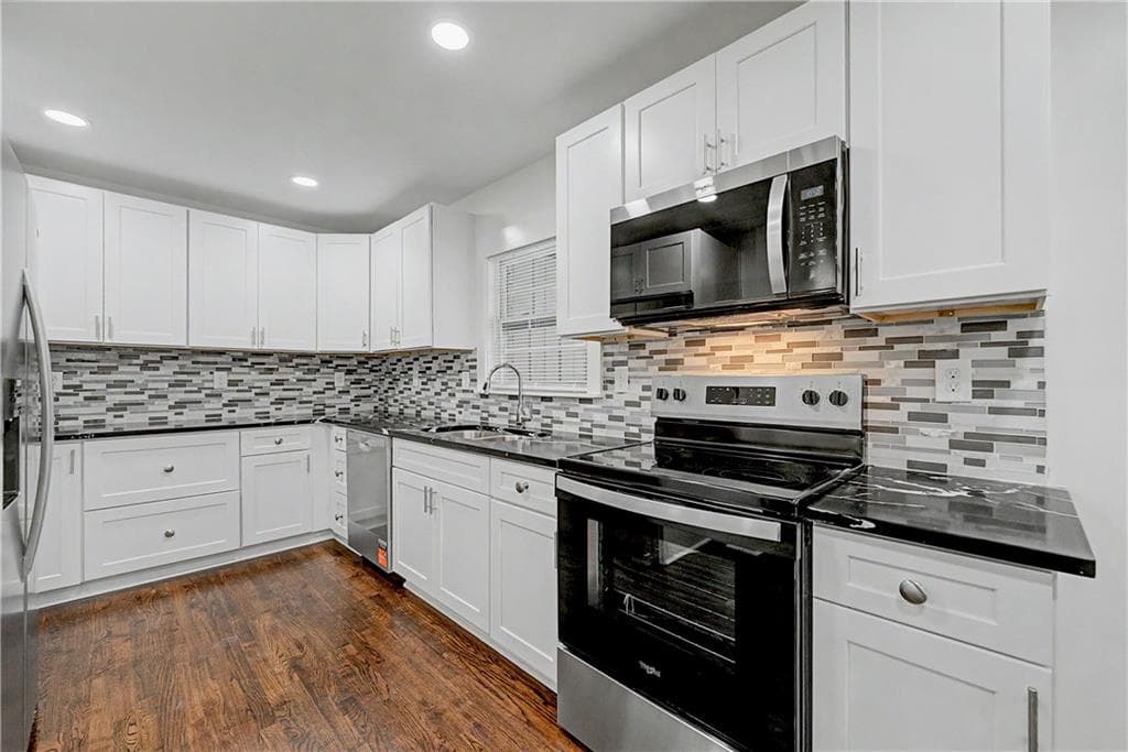 4 bedroom, 3 bathroom, 2,072 sq ft single family residence for sale at 3971 Honeysuckle Drive, Smyrna, GA 30082 — photo 5