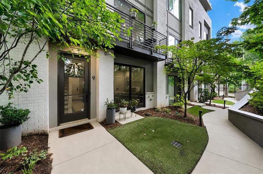 3 bedroom, 4 bathroom, 2,379 sq ft townhouse under contract at 550 N Highland Avenue 9, Atlanta, GA 30307 — photo 2