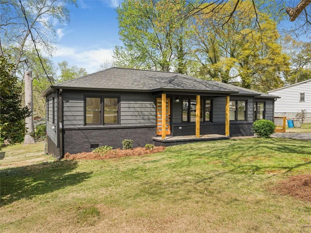 3 bedroom, 2 bathroom, 1,300 sq ft single family residence under contract at 960 Pine Forest Drive, Mableton, GA 30126 — photo 3