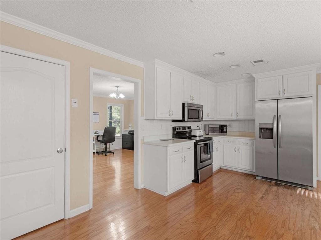 4 bedroom, 3 bathroom, 2,707 sq ft single family residence for sale at 112 Crown Oaks Drive, Stockbridge, GA 30281 — photo 7