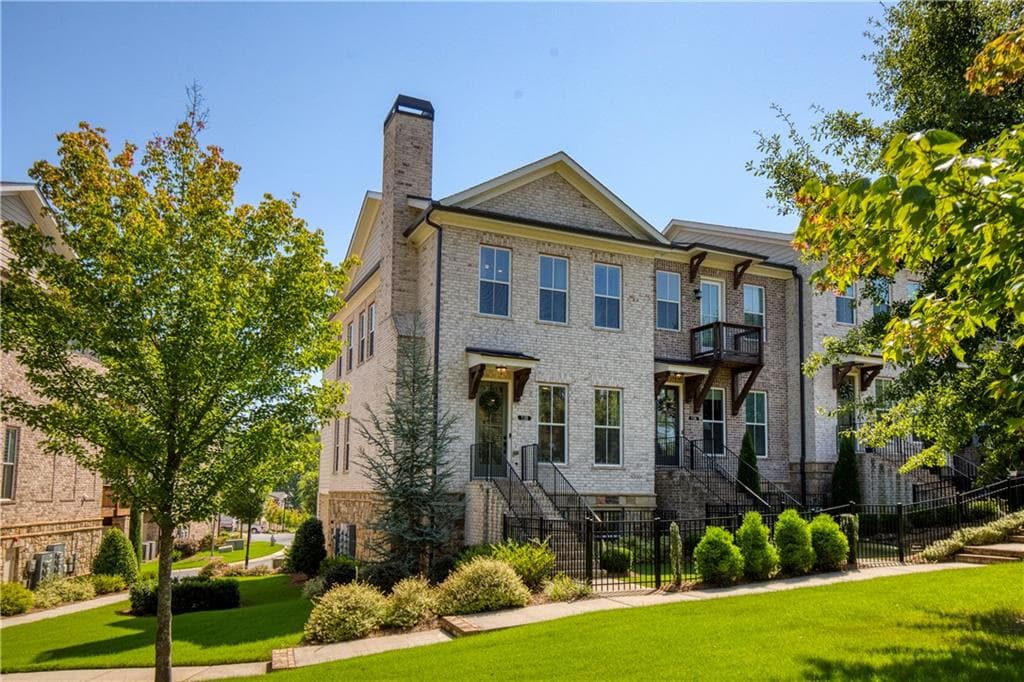 4 bedroom, 4 bathroom, 2,379 sq ft townhouse for sale at 136 Everley Walk, Alpharetta, GA 30009 — photo 2