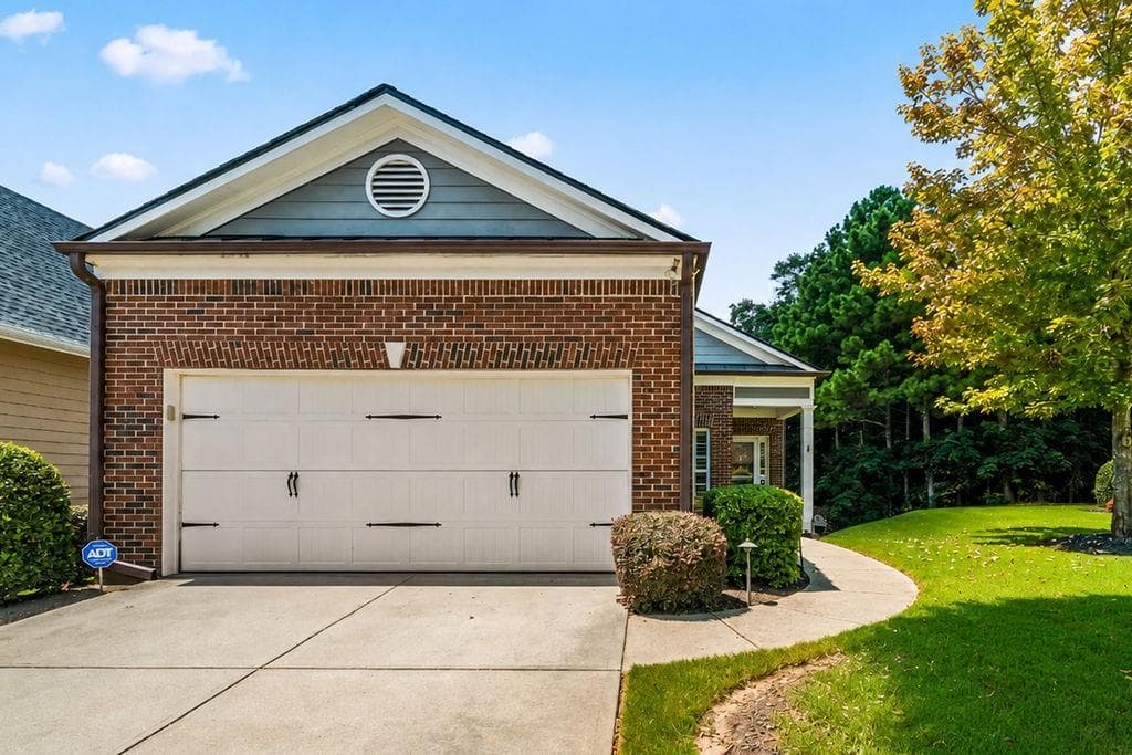 4 bedroom, 3 bathroom, 2,419 sq ft single family residence under contract at 173 Heritage Pointe, Woodstock, GA 30189 — photo 2