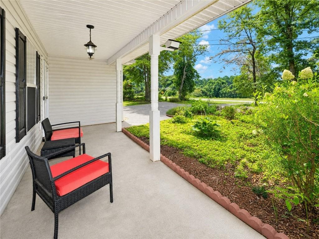 3 bedroom, 2 bathroom, 1,394 sq ft single family residence for sale at 6024 Hulsey Road, Clermont, GA 30527 — photo 4