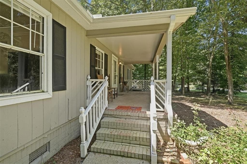 3 bedroom, 2 bathroom, 1,248 sq ft single family residence for sale at 215 Hoke Street, Maysville, GA 30558 — photo 3