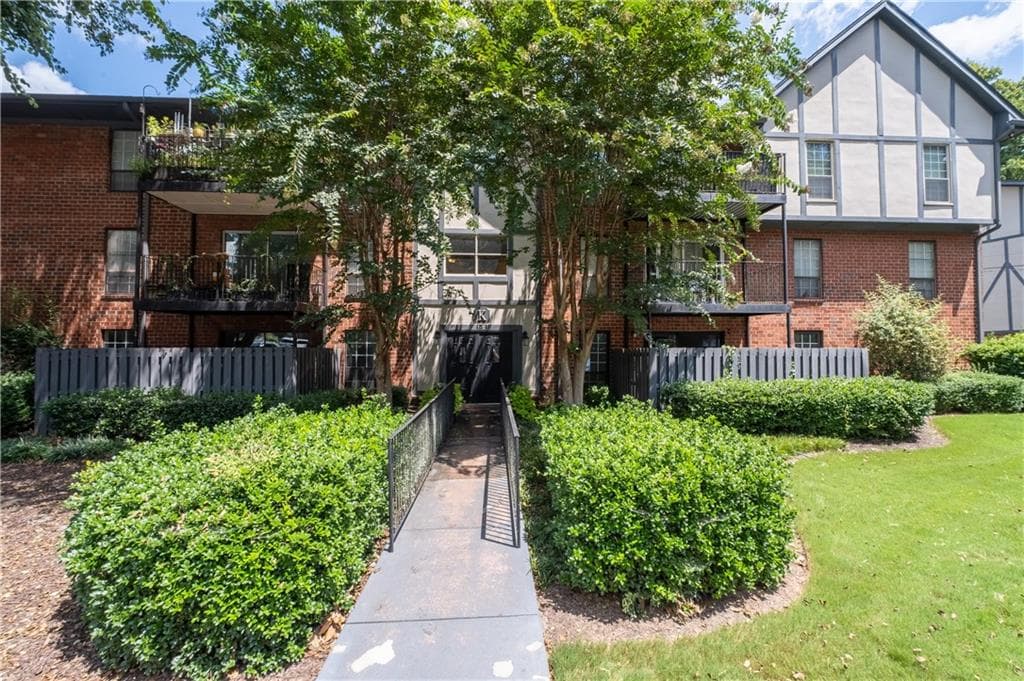 2 bedroom, 2 bathroom, 1,206 sq ft condominium for sale at 6851 Roswell Road K2, Sandy Springs, GA 30328 — photo 1 of 15
