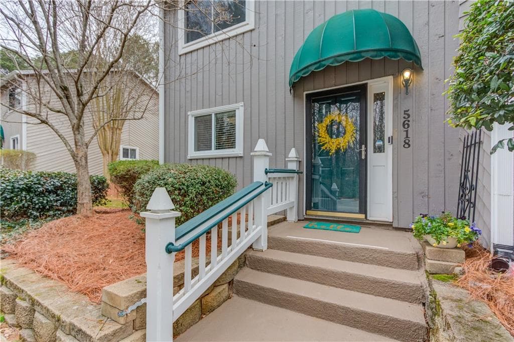 2 bedroom, 3 bathroom, 1,332 sq ft condominium under contract at 5618 Woodmont Boulevard, Peachtree Corners, GA 30092 — photo 2