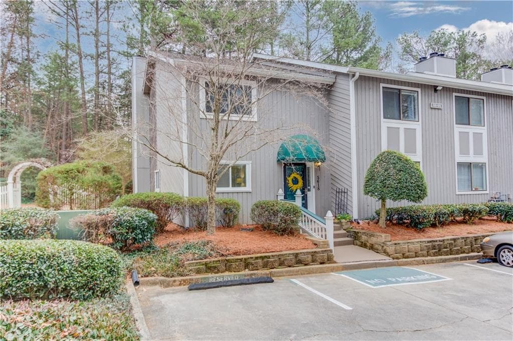 2 bedroom, 3 bathroom, 1,332 sq ft condominium under contract at 5618 Woodmont Boulevard, Peachtree Corners, GA 30092 — photo 3