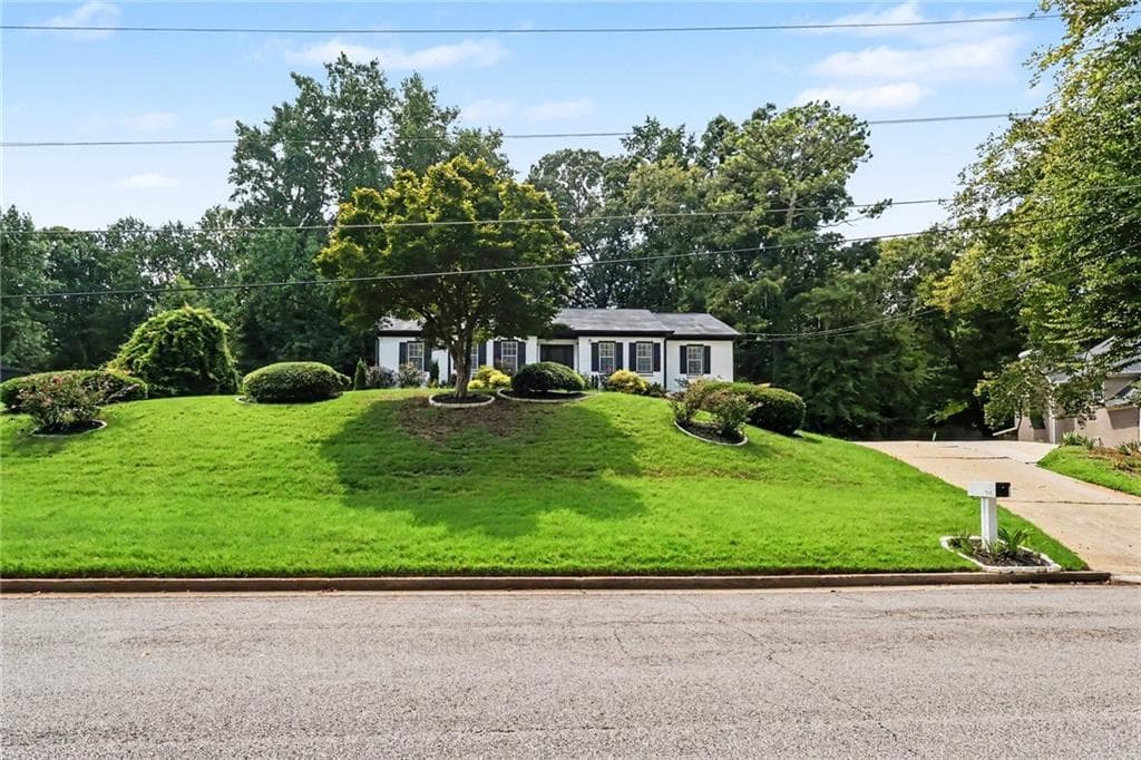 6 bedroom, 5 bathroom, 1,986 sq ft single family residence for sale at 745 Greenwood Lane, Atlanta, GA 30331 — photo 4
