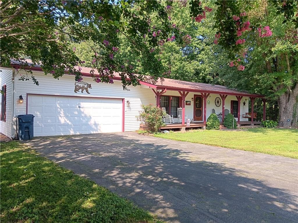 2 bedroom, 2 bathroom, 1,170 sq ft single family residence for sale at 575 Turner Road, Cleveland, GA 30528