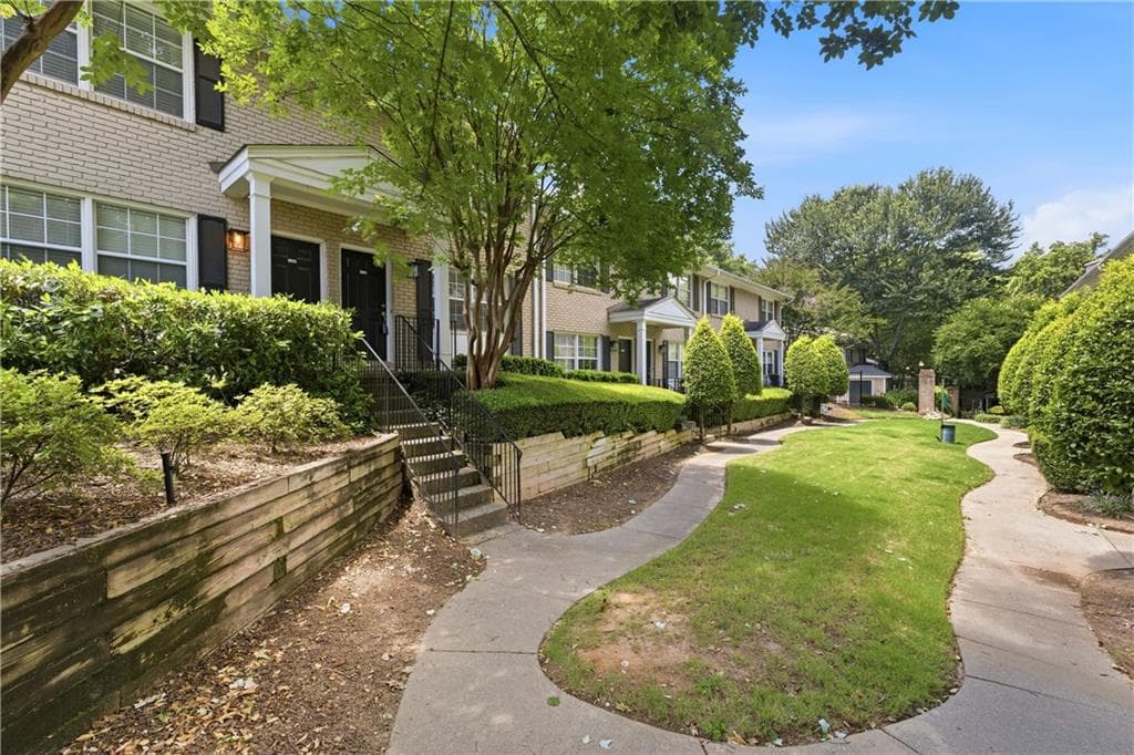 2 bedroom, 2 bathroom, 950 sq ft townhouse under contract at 2232 Dunseath Avenue 105, Atlanta, GA 30318 — photo 3