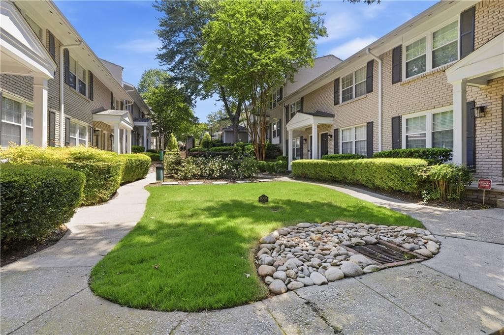 2 bedroom, 2 bathroom, 950 sq ft townhouse under contract at 2232 Dunseath Avenue 105, Atlanta, GA 30318 — photo 2