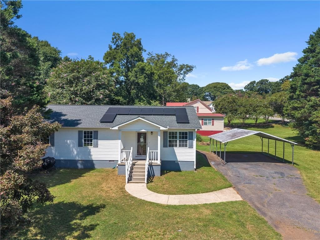3 bedroom, 2 bathroom, 1,232 sq ft single family residence for sale at 108 Lillie Lane, Maysville, GA 30558 — photo 2